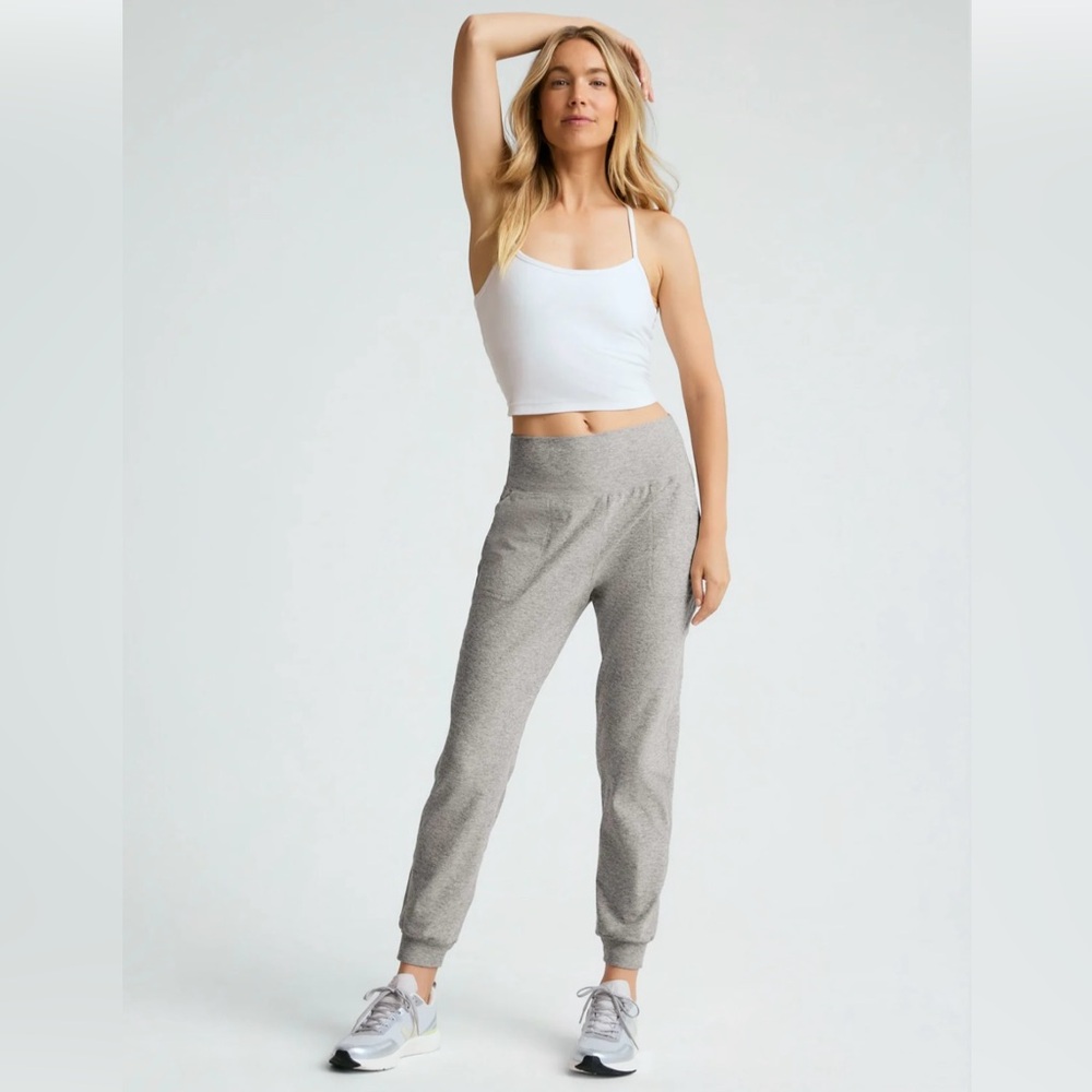 Beyond Yoga spacedye midi jogger in Silver Mist color.🌟